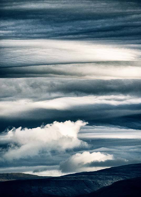 - Himmelposter mit düsterer Stimmung und verschiedenen Wolkenformen.