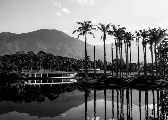  - Schwarzweißes Fotoposter einer Lagune umgeben von Palmen und Bergen im Hintergrund.