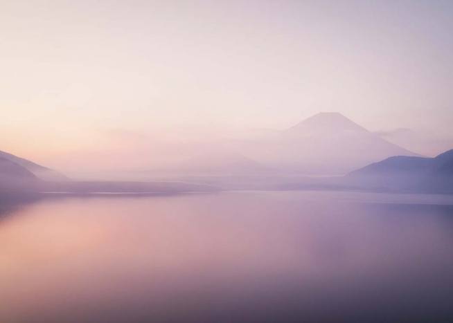 - Landschaftsfotografie eines Sees im Nebel und der Bergspitze des Fujis im Hintergrund.