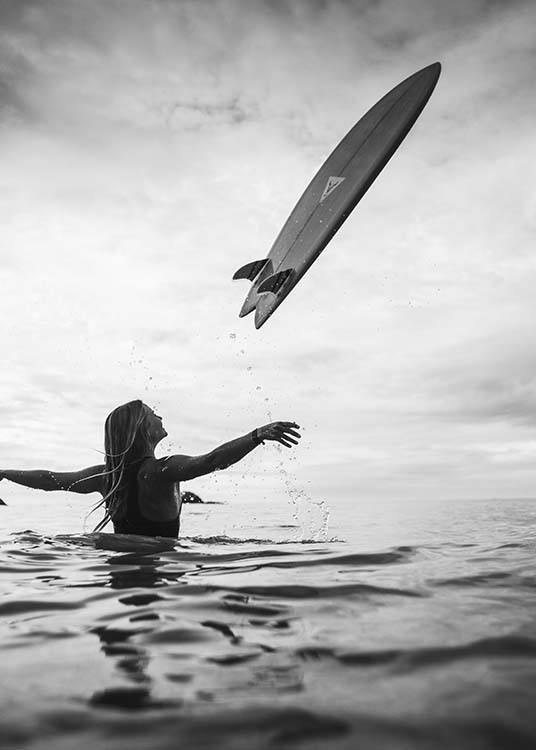  - Tolles schwarzweiß Fotoposter mit einer Surferin im Wasser und einem davon fliegenden Surfboard.