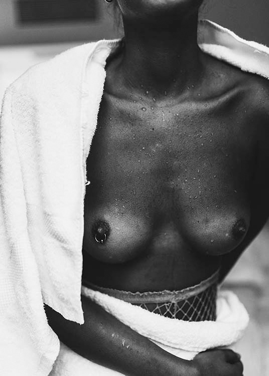  - schwarzweiß Fotografie einer Frau mit naktem Oberkörper, die ich abtrocknet.