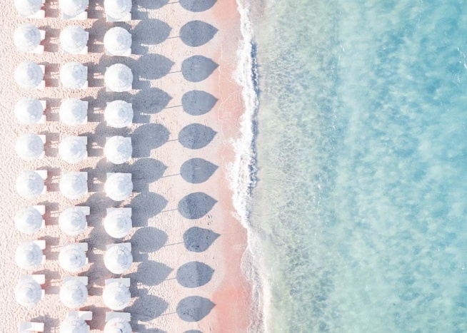– Poster eines Strandes mit Sonnenliegen und Sonnenschirmen