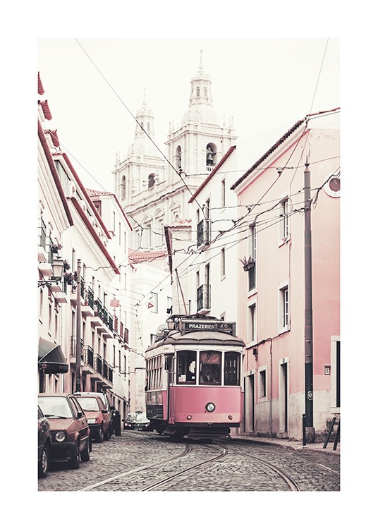  – Fotografie von rosa und weißen Gebäuden, die eine Straße mit einer Straßenbahn in der Mitte säumen