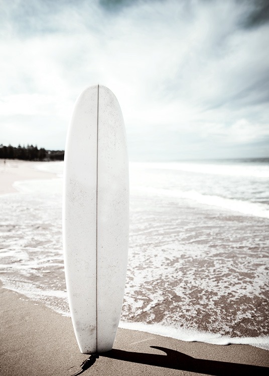 – Poster mit einem Surfbrett vor einem Strand