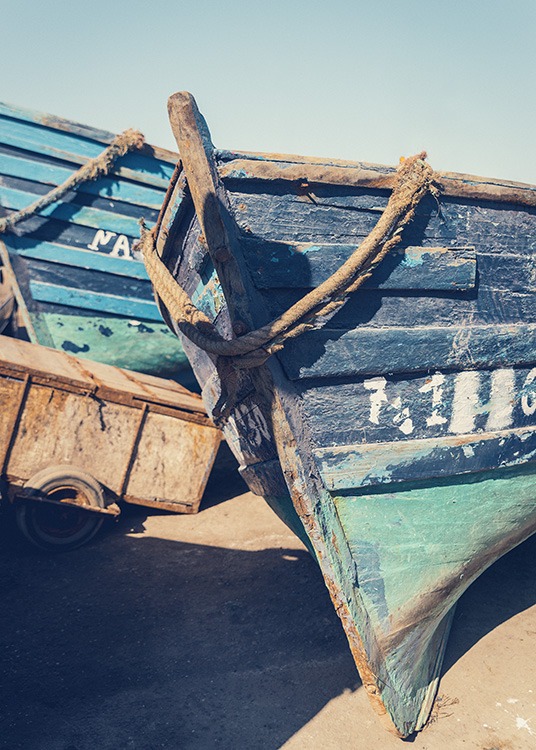 - Stilvolles Retroposter mit blauen an Land liegenden Fischerbooten
