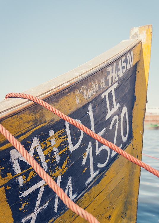  - Fotoposter eines im Wasser liegenden Bootes mit gelbem Anstrich.