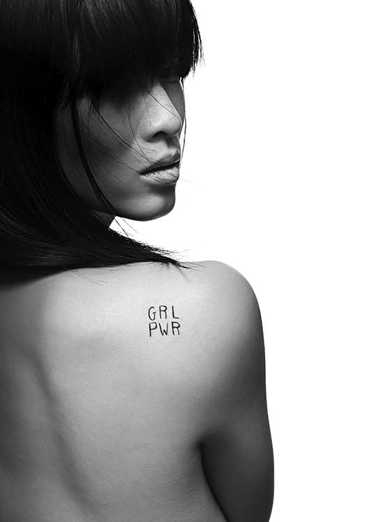  - Kunstvolles schwarzweiß Fotoposter einer Frau, die ein ''GRL PWR'' Tattoo auf ihrem Schulterblatt trägt.