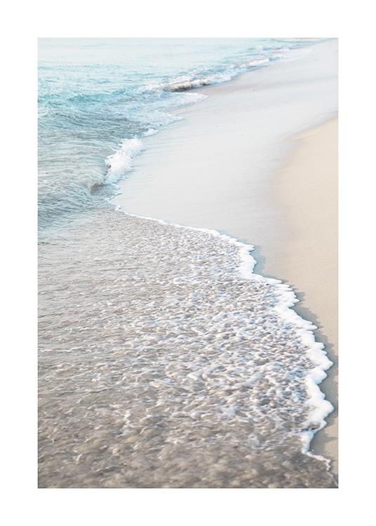  – Fotografie von Wellen, die auf einen Strand mit hellem Sand auftreffen