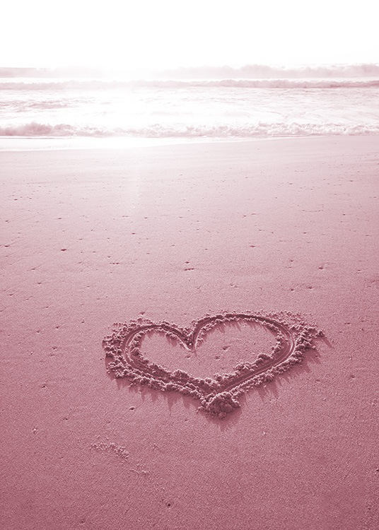  - pink eingefärbte Strandfotografie mit einem in den Sand gemaltem Herz.