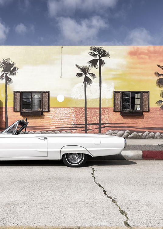  - Fotoposter im VintageDesign eines Ford Thunderbirds vor einer mit Palmen bemalten Hauswand.