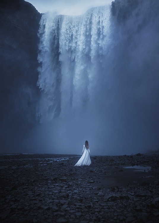  - Beeindruckendes Fotoposter mit einer Frau in weißem Kleid, die auf einen hohen Wasserfall blickt.