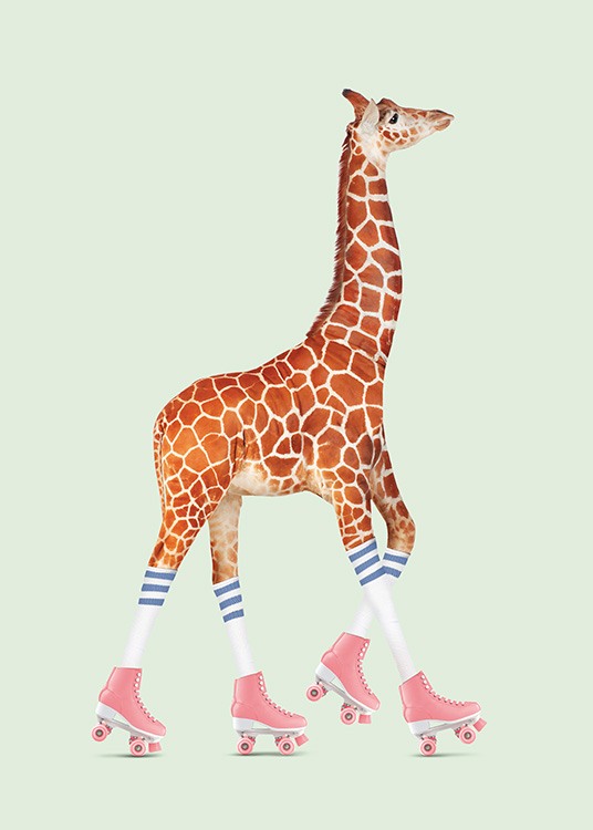  - Amüsantes Poster einer Rollschuh fahrenden Giraffe auf hellblauem Hintergrund.