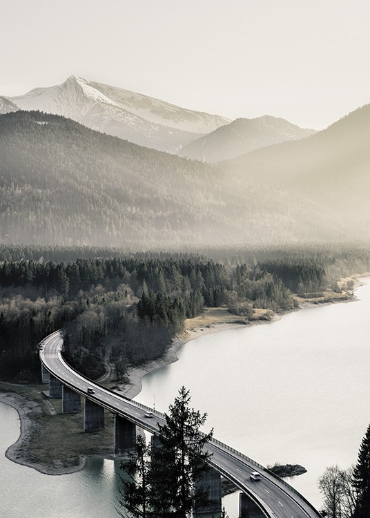  - Fotoposter mit Ausblick auf einen hohen schneebedeckten Berg und einem See, über den eine Autobrücke führt