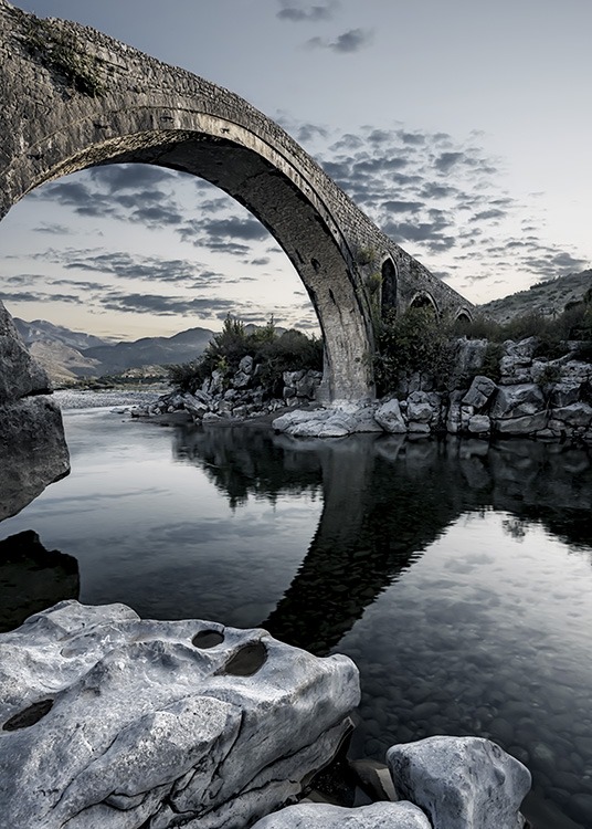  - Einzigartiges Fotoposter das eine alte Steinbrücke über einen Fluss zeigt.