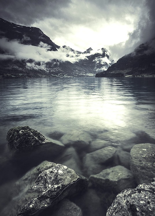  - Stilreines Fotoposter mit im Wasser liegenden Steinen in einem Bergsee.