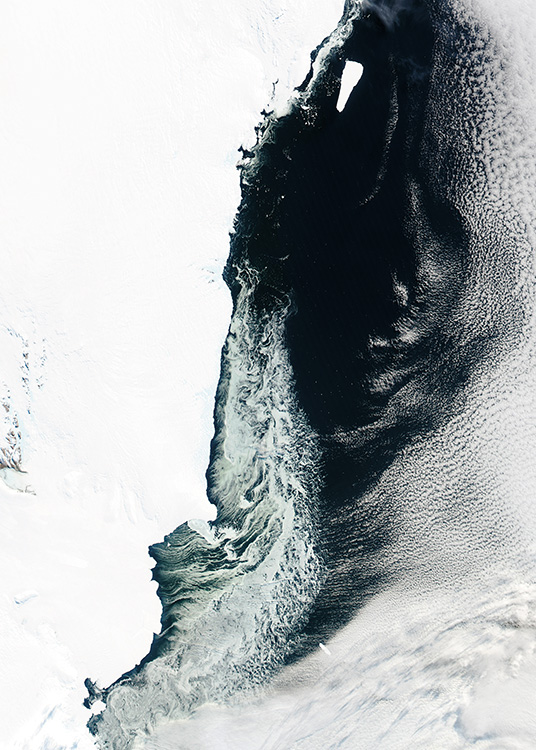  - Landschaftsaufnahme einer Eisscholle auf dem Meer im tiefsten Winter.