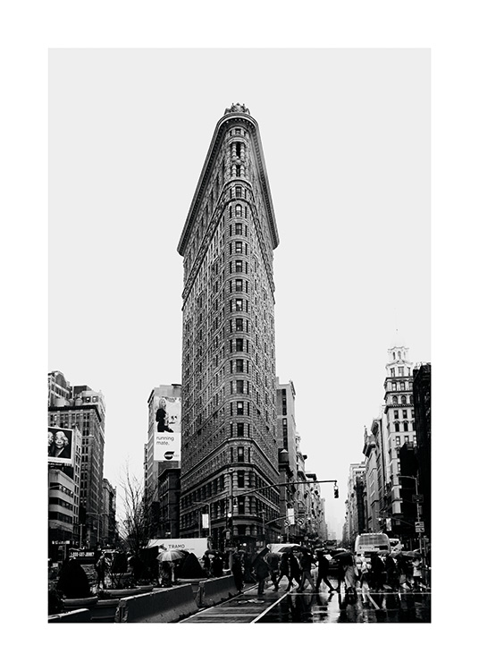  - Tolles FlatironGebäude Poster samt seiner belebten Straßen in New York Manhattan in schwarzweiß.
