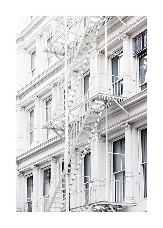  - Stilvolle Aufnahme einer weißen Feuertreppe an einer Gebäudefassade in New York.