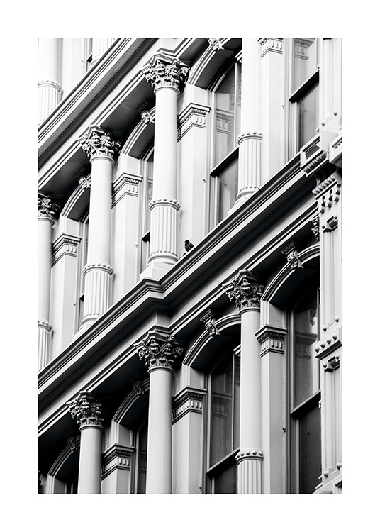 - Modernes schwarzweißes Fotografieposter, das eine alte Gebäudefassade im Stadtteil Soho in New York zeigt
