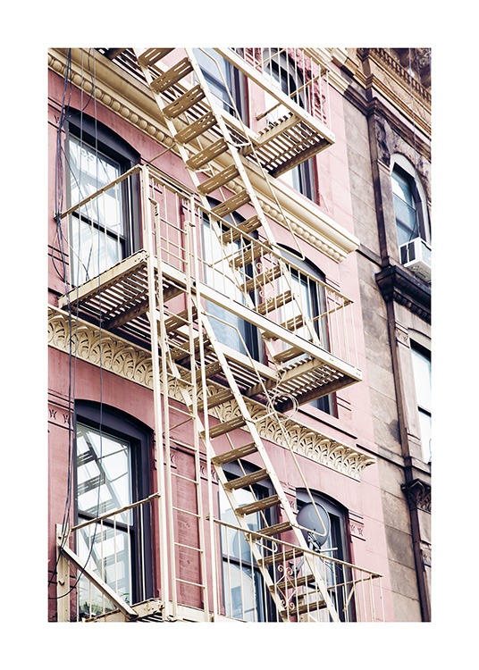  - Fotografieposter mit einer Feuerleiter an einer pinken Gebäudefassade in New York.