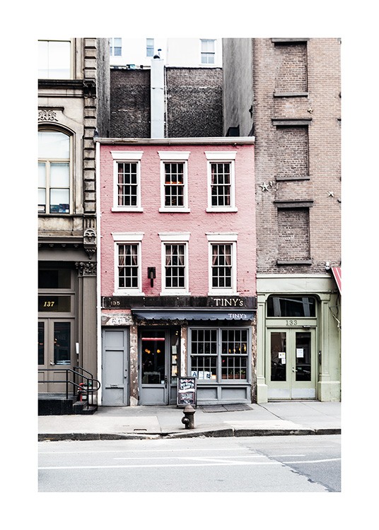  - Konstrastreiches Fotoposter mit einem pinkem kleinem Haus zwischen zwei großen Gebäuden in New York.