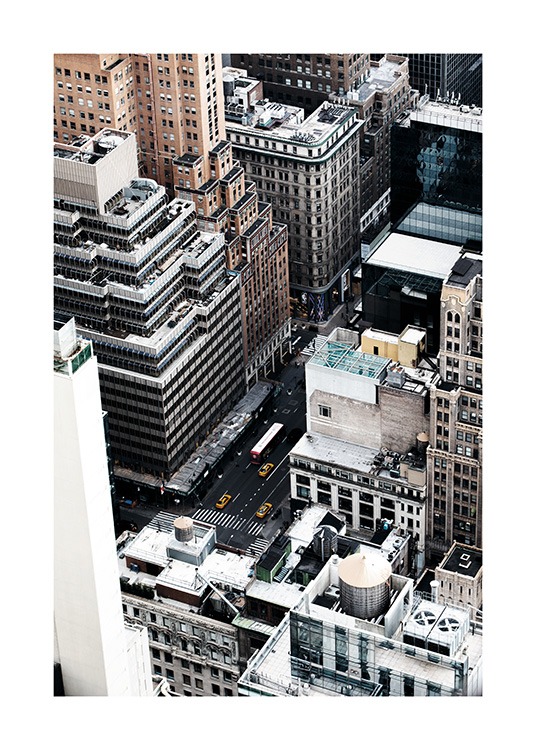  - Tolle Luftaufnahme, die Hochhäuser und eine von Taxis befahrenen Straße in New York zeigt.