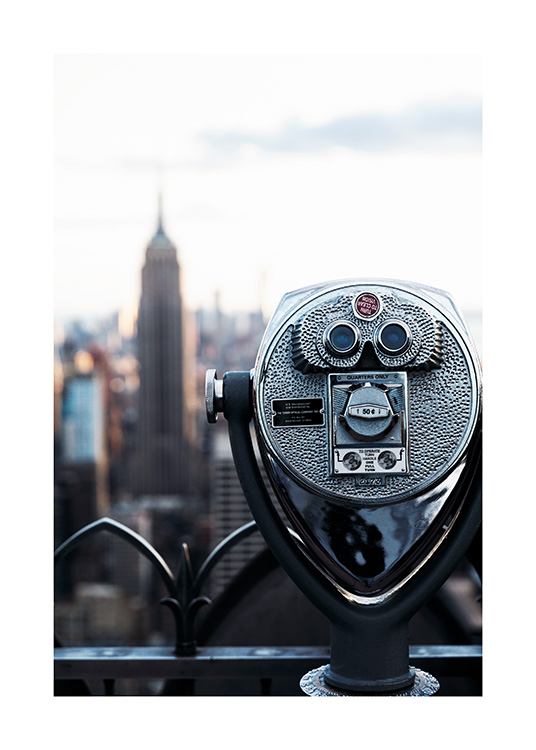 - Fotografie eines alten Fernrohrs auf einem New Yorker Hochhaus und einer Sicht auf das Empire State Building
