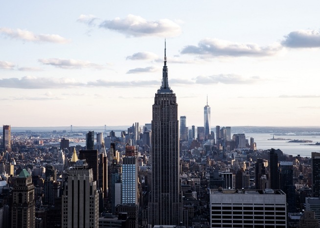  - Beeindruckendes Poster mit der New Yorker Skyline und einem direkten Blick auf das Empire State Building.