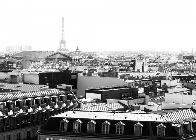 - Schöne schwarzweiße Panoramaaufnahme von Paris mit Eiffelturm im Hintergrund.