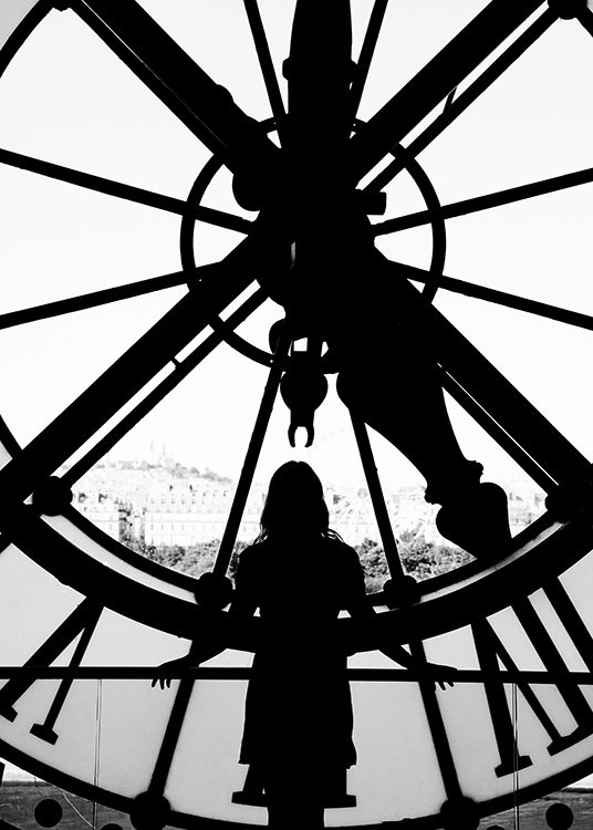  - Schwarzweißes Fotoposter mit einer Frau vor einer großen Kirchenuhr in Paris.