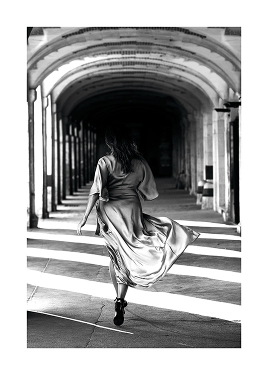  - Schwarzweißes Poster einer Frau im Kleid, die einen Säulengang entlang rennt.