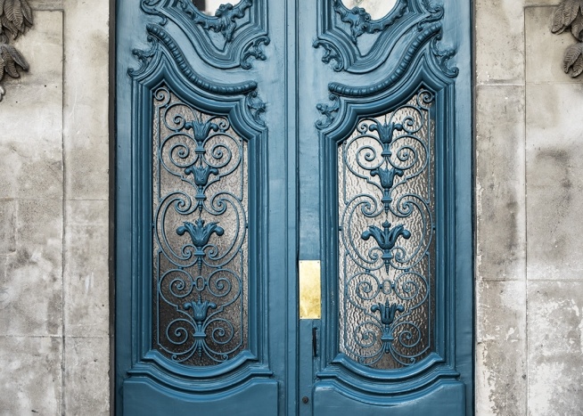  - Detailaufnahme einer blauen schön verzierten Eingangstüre in Paris.