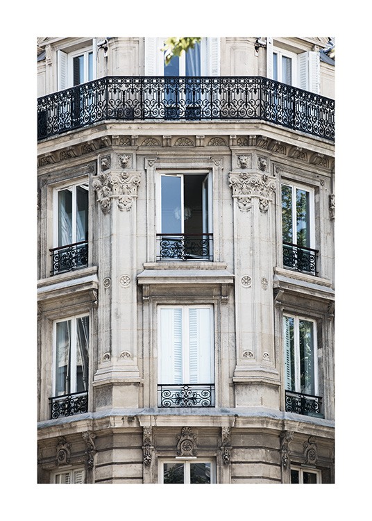 - Schöne Fotografie mit einer schön verzierten Hauswand mit Ornamenten in Paris.