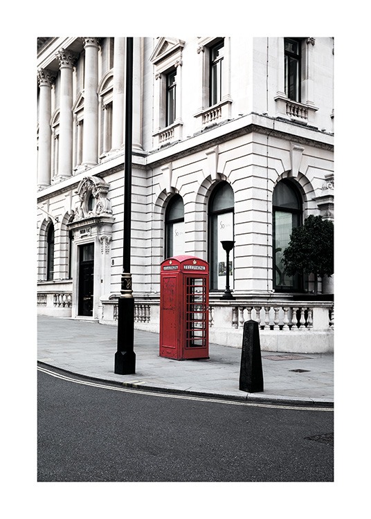  - Tolles Fotoposter mit einer roten englischen Telefonzelle am Straßenrand vor einem alten Gebäude