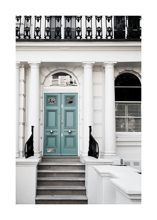  - Schönes Fotografieposter mit einer grünen Eingangstüre eines alten weißen Hauses.