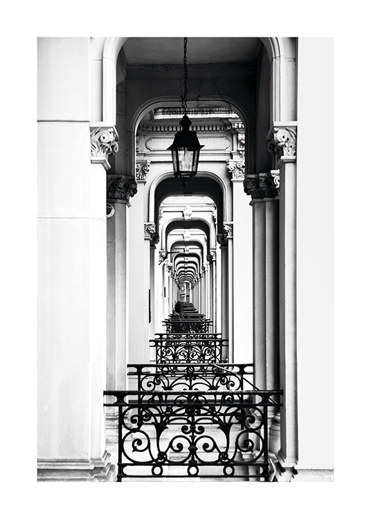 - Schwarzweiße Fotografie mit alten Gebäudebögen in London  - soweit das Auge reicht.