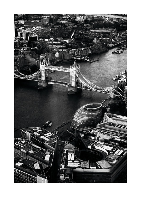  - Moderene Luftaufnahme der Tower Bridge in London in schwarzweißen Farben gehalten.