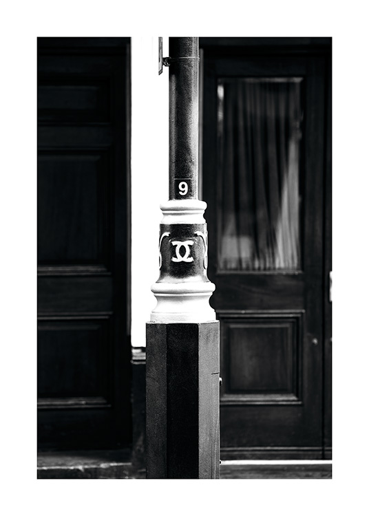  - Schwarzweißes Londonposter mit einem Laternenpfahl und dessen Aufschrift ''CC No9''.
