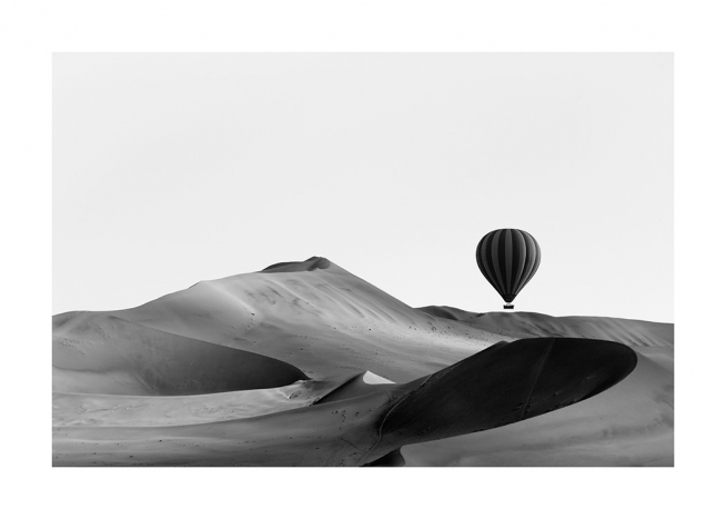 Hot Air Balloon Over Dunes Poster / Naturmotive bei Desenio AB (11488)