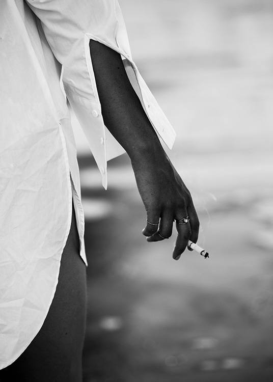 – Schwarz–Weiß–Fotografie eines Mädchens mit einer Zigarette in der Hand am Wasser