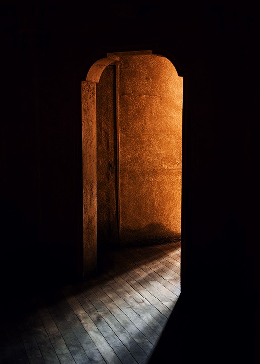 – Fotografie des Lichts, das durch eine Öffnung zwischen dunklen Wänden scheint.