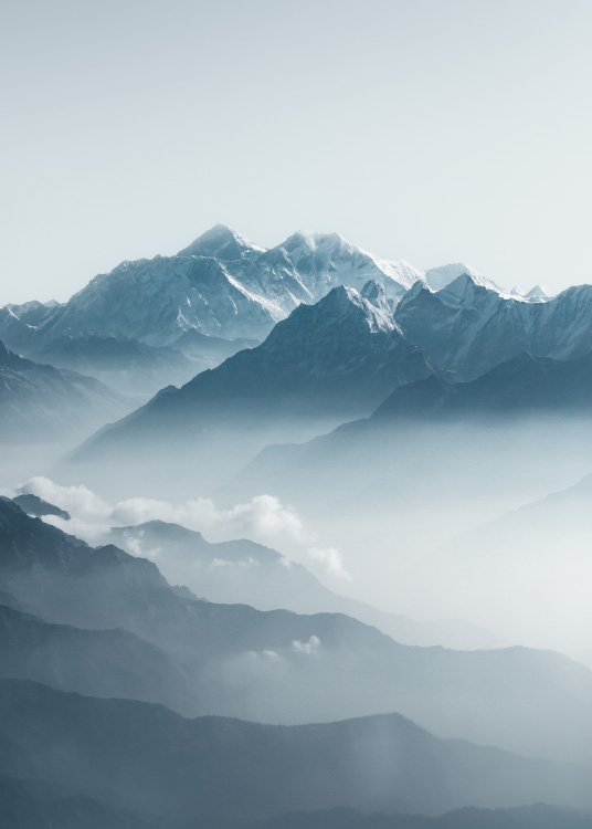 – Fotografie der Alpen mit einer leichten Wolkendecke.