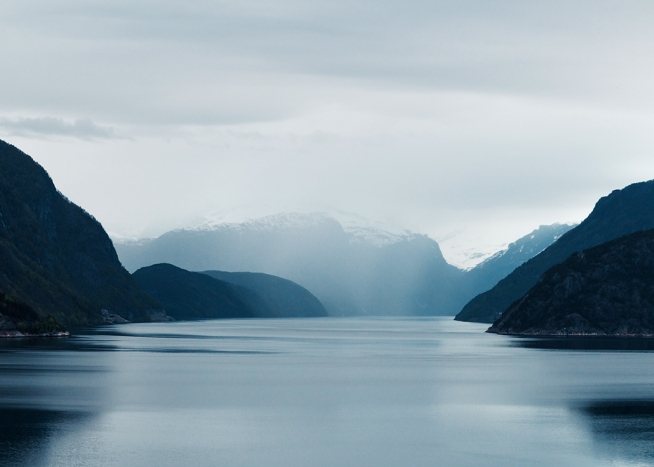 –Fotografie des norwegischen Fjordes.