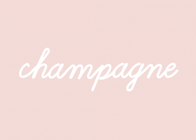  – „Champagner“ in handschriftlicher Schrift auf einem rosa Hintergrund.