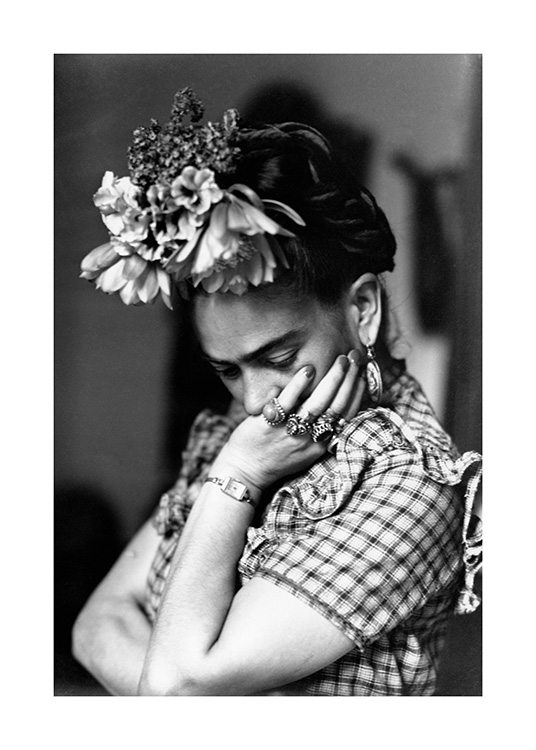  – Schwarz-Weiß-Fotografie von Frida Kahlo mit Blumen im Haar, das Kinn auf die Hand gestützt