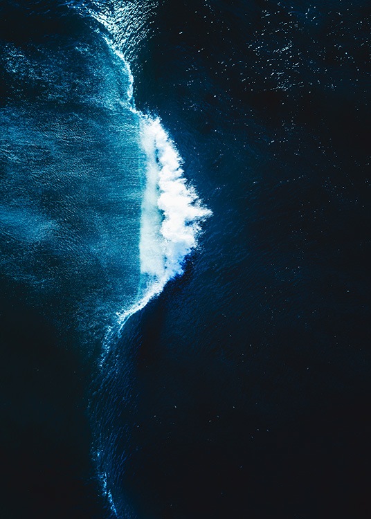 –Fotografie des Ozeans mit einer Welle.