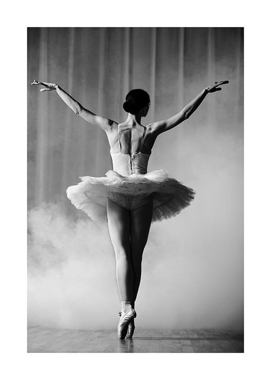 Ballerina in Tutu Poster / Schwarz-Weiß bei Desenio AB (12290)