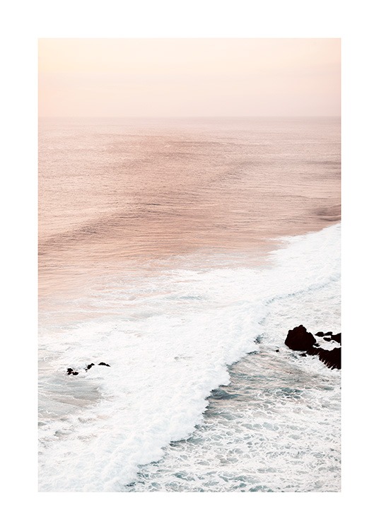  – Fotografie von Wellen und einem rosa Meer mit einem hellrosa Himmel dahinter