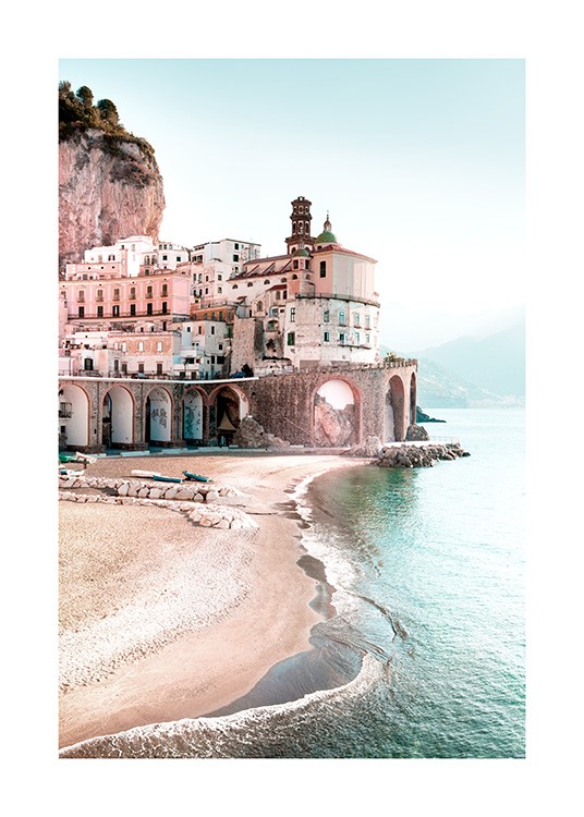  – Stadt am Meer und Sandstrand an der Amalfiküste in Italien