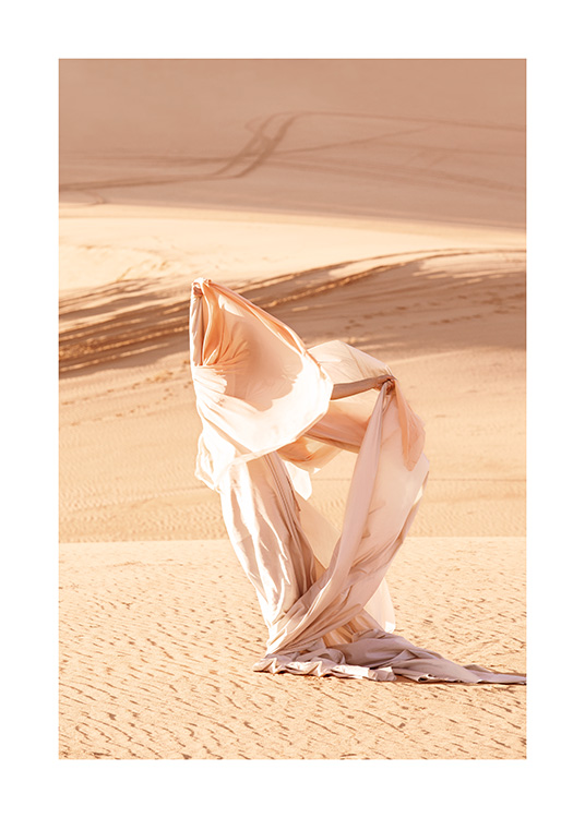  – Naturfotografie: Frau in der Wüste, die ein fließendes helles Kleid trägt